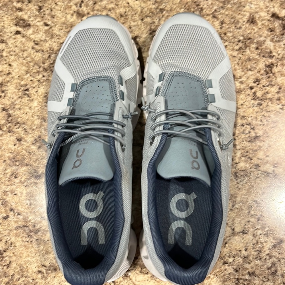 Womens no-tie on cloud running shoes!